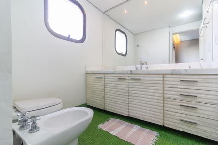 Apartamento à venda com 320m², 4 quartos e 4 vagas Apartamento à venda com 320m², 4 quartos e 4 vagasBanheiro Suíte 2