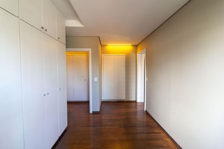 Apartamento à venda com 320m², 4 quartos e 4 vagas Apartamento à venda com 320m², 4 quartos e 4 vagasQuarto 2 - Suíte 2