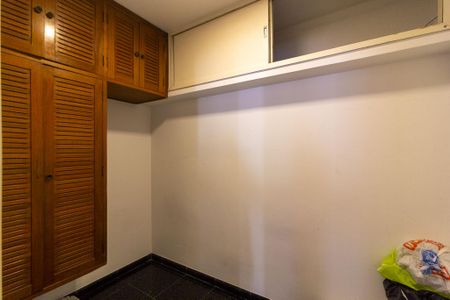 Apartamento à venda com 320m², 4 quartos e 4 vagas Apartamento à venda com 320m², 4 quartos e 4 vagasQuarto de Serviço