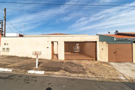 Casa à venda com 237m², 3 quartos e 6 vagas Casa à venda com 237m², 3 quartos e 6 vagasFachada