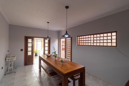 Casa à venda com 237m², 3 quartos e 6 vagas Casa à venda com 237m², 3 quartos e 6 vagasSalas