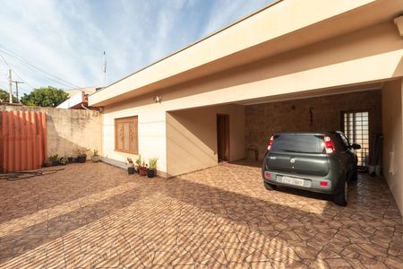 Casa à venda com 237m², 3 quartos e 6 vagas Casa à venda com 237m², 3 quartos e 6 vagasGaragem