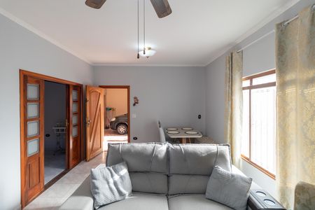 Casa à venda com 237m², 3 quartos e 6 vagas Casa à venda com 237m², 3 quartos e 6 vagasSalas