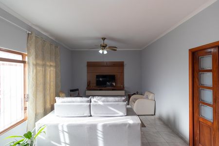 Casa à venda com 237m², 3 quartos e 6 vagas Casa à venda com 237m², 3 quartos e 6 vagasSalas