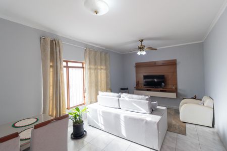 Casa à venda com 237m², 3 quartos e 6 vagas Casa à venda com 237m², 3 quartos e 6 vagasSalas