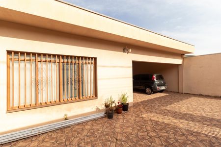 Casa à venda com 237m², 3 quartos e 6 vagas Casa à venda com 237m², 3 quartos e 6 vagasGaragem