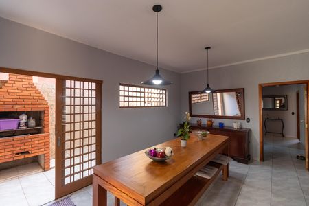 Casa à venda com 237m², 3 quartos e 6 vagas Casa à venda com 237m², 3 quartos e 6 vagasSalas