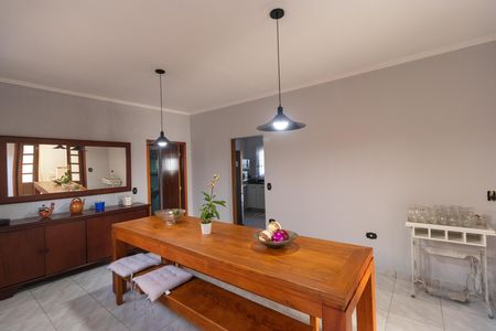 Casa à venda com 237m², 3 quartos e 6 vagas Casa à venda com 237m², 3 quartos e 6 vagasSalas