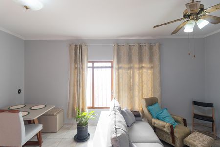 Casa à venda com 237m², 3 quartos e 6 vagas Casa à venda com 237m², 3 quartos e 6 vagasSalas