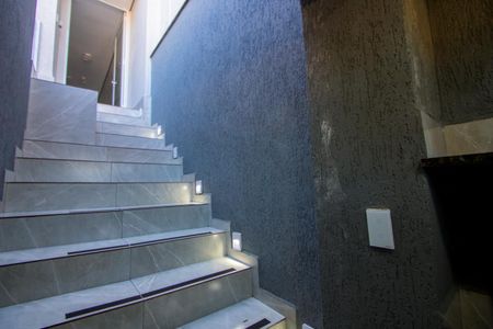 Casa à venda com 100m², 2 quartos e 1 vaga Casa à venda com 100m², 2 quartos e 1 vagaEscadas