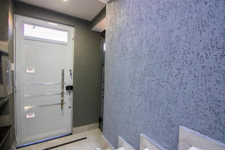 Casa à venda com 100m², 2 quartos e 1 vaga Casa à venda com 100m², 2 quartos e 1 vagaEscadas