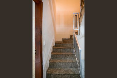Casa à venda com 160m², 2 quartos e 2 vagas Casa à venda com 160m², 2 quartos e 2 vagasEscada