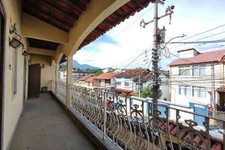 Casa à venda com 257m², 4 quartos e 2 vagas Casa à venda com 257m², 4 quartos e 2 vagasVaranda