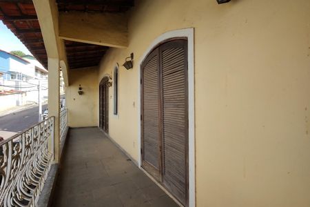 Casa à venda com 257m², 4 quartos e 2 vagas Casa à venda com 257m², 4 quartos e 2 vagasVaranda
