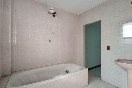 Casa à venda com 257m², 4 quartos e 2 vagas Casa à venda com 257m², 4 quartos e 2 vagasBanheiro da Suíte