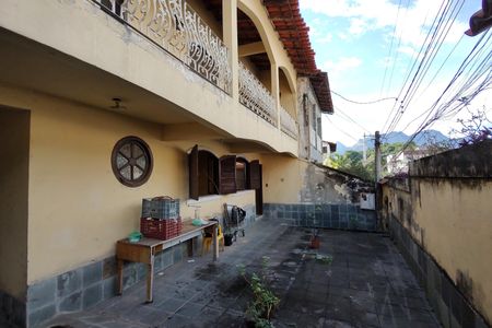 Casa à venda com 257m², 4 quartos e 2 vagas Casa à venda com 257m², 4 quartos e 2 vagasFachada