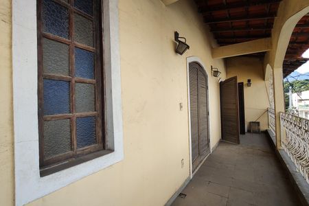 Casa à venda com 257m², 4 quartos e 2 vagas Casa à venda com 257m², 4 quartos e 2 vagasVaranda