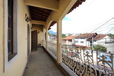 Casa à venda com 257m², 4 quartos e 2 vagas Casa à venda com 257m², 4 quartos e 2 vagasVaranda
