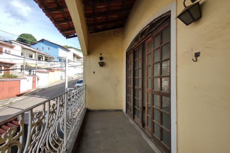 Casa à venda com 257m², 4 quartos e 2 vagas Casa à venda com 257m², 4 quartos e 2 vagasVaranda