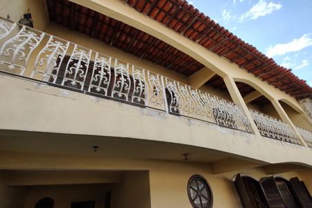 Casa à venda com 257m², 4 quartos e 2 vagas Casa à venda com 257m², 4 quartos e 2 vagasFachada