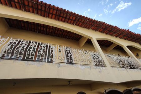Casa à venda com 257m², 4 quartos e 2 vagas Casa à venda com 257m², 4 quartos e 2 vagasFachada