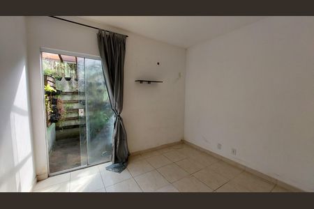 Quarto de casa para alugar com 1 quarto, 67m² em Valverde, Nova Iguaçu