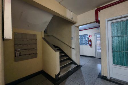 Apartamento para alugar com 42m², 1 quarto e 1 vaga Apartamento para alugar com 42m², 1 quarto e 1 vagaEscada