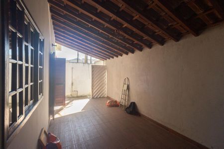 Casa à venda com 90m², 3 quartos e 2 vagas Casa à venda com 90m², 3 quartos e 2 vagasVaranda