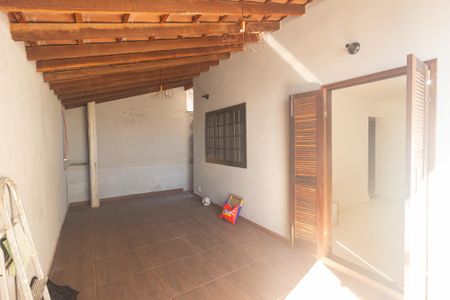 Casa à venda com 90m², 3 quartos e 2 vagas Casa à venda com 90m², 3 quartos e 2 vagasVaranda