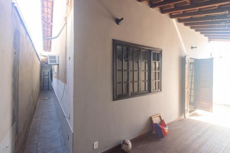 Casa à venda com 90m², 3 quartos e 2 vagas Casa à venda com 90m², 3 quartos e 2 vagasVaranda
