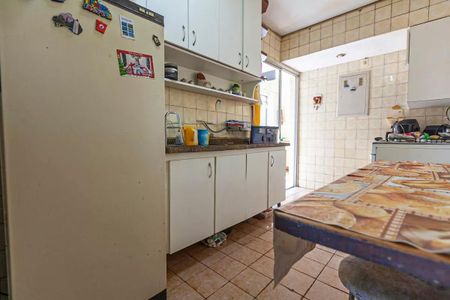 Apartamento à venda com 88m², 3 quartos e 1 vaga Apartamento à venda com 88m², 3 quartos e 1 vagaCozinha com geladeira, fogão e pia, com móveis brancos e azulejos amarelos.