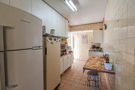 Apartamento à venda com 88m², 3 quartos e 1 vaga Apartamento à venda com 88m², 3 quartos e 1 vagaCozinha com geladeira, fogão e mesa de cozinha, com iluminação adequada.