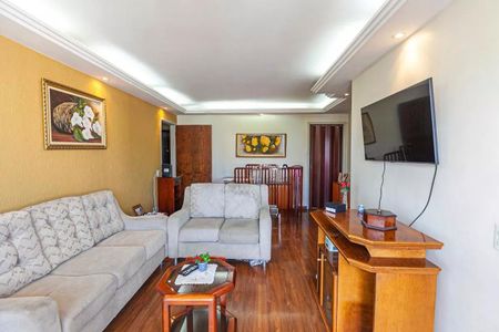 Apartamento à venda com 88m², 3 quartos e 1 vaga Apartamento à venda com 88m², 3 quartos e 1 vagaSala com sofás, TV e móveis de madeira, com pintura de flores na parede.