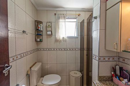 Apartamento à venda com 88m², 3 quartos e 1 vaga Apartamento à venda com 88m², 3 quartos e 1 vagaBanheiro com piso de porcelanato, vaso sanitário e lavabo, com iluminação natural e decoração simples.
