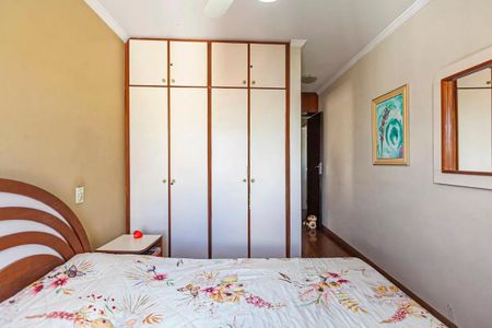 Apartamento à venda com 88m², 3 quartos e 1 vaga Apartamento à venda com 88m², 3 quartos e 1 vagaCama com colchão e cabeceira de madeira, com um guarda-roupa de madeira e um espelho na parede.