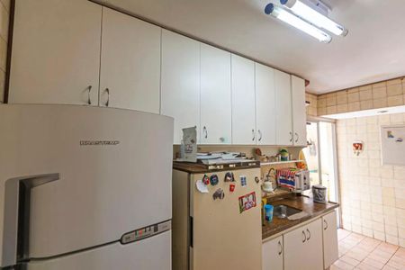 Apartamento à venda com 88m², 3 quartos e 1 vaga Apartamento à venda com 88m², 3 quartos e 1 vagaCozinha com geladeira, fogão e armários brancos, com iluminação adequada e piso de azulejos.
