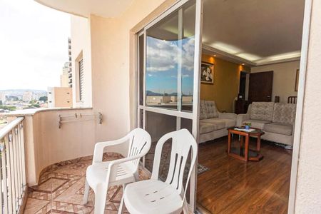 Apartamento à venda com 88m², 3 quartos e 1 vaga Apartamento à venda com 88m², 3 quartos e 1 vagaVaranda com vista para a cidade, com duas cadeiras brancas e um sofá cinza.