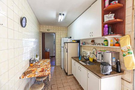 Apartamento à venda com 88m², 3 quartos e 1 vaga Apartamento à venda com 88m², 3 quartos e 1 vagaCozinha com piso de azulejos, bancada de granito e geladeira e fogão.