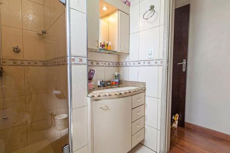 Apartamento à venda com 88m², 3 quartos e 1 vaga Apartamento à venda com 88m², 3 quartos e 1 vagaBanheiro com piso de porcelanato, armário de madeira e banheira de vidro.