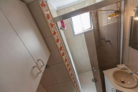 Apartamento à venda com 88m², 3 quartos e 1 vaga Apartamento à venda com 88m², 3 quartos e 1 vagaBanheiro com piso de azulejos, chuveiro e lavabo, com iluminação adequada e decoração simples.