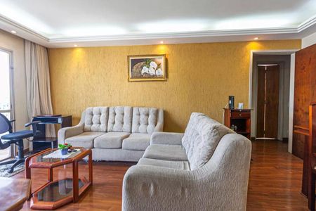 Apartamento à venda com 88m², 3 quartos e 1 vaga Apartamento à venda com 88m², 3 quartos e 1 vagaSala com sofás, mesas e cadeiras, com uma pintura de flores na parede.