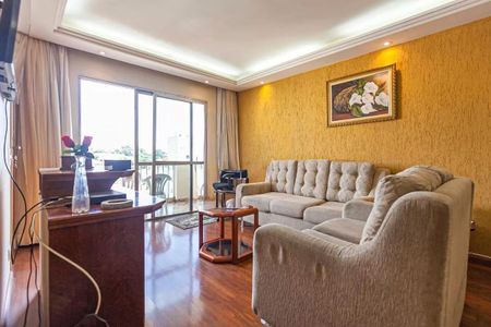 Apartamento à venda com 88m², 3 quartos e 1 vaga Apartamento à venda com 88m², 3 quartos e 1 vagaSala com sofá, mesa e TV, com vista para a varanda e jardim.