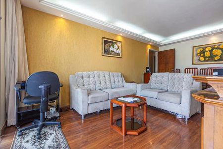 Apartamento à venda com 88m², 3 quartos e 1 vaga Apartamento à venda com 88m², 3 quartos e 1 vagaSala com sofás, mesas e pintura de flores na parede.