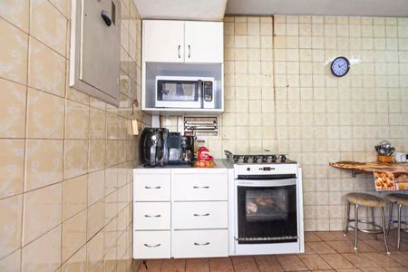 Apartamento à venda com 88m², 3 quartos e 1 vaga Apartamento à venda com 88m², 3 quartos e 1 vagaCozinha com geladeira, fogão e microondas, com piso de azulejos e bancada de granito.