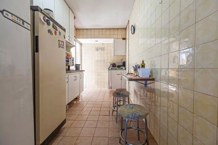 Apartamento à venda com 88m², 3 quartos e 1 vaga Apartamento à venda com 88m², 3 quartos e 1 vagaCozinha com geladeira, fogão e móveis brancos, com piso de azulejos e bancada de granito.