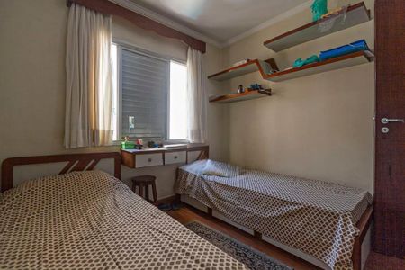 Apartamento à venda com 88m², 3 quartos e 1 vaga Apartamento à venda com 88m², 3 quartos e 1 vagaQuarto simples com duas camas, janela e prateleiras, com um ambiente limpo e organizado.