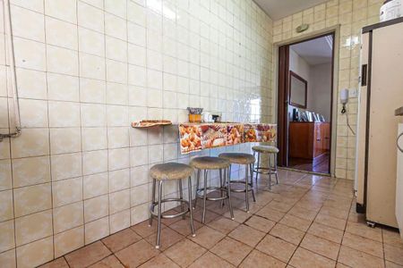 Apartamento à venda com 88m², 3 quartos e 1 vaga Apartamento à venda com 88m², 3 quartos e 1 vagaCasa com cozinha simples, com piso de azulejo e móveis de madeira, com uma porta de entrada e uma janela pequena.