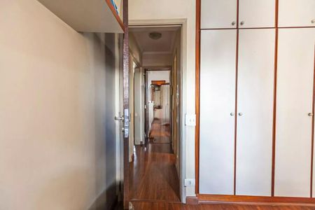 Apartamento à venda com 88m², 3 quartos e 1 vaga Apartamento à venda com 88m², 3 quartos e 1 vagaCorredor com porta de vidro e armários de madeira, com piso de madeira e iluminação natural.