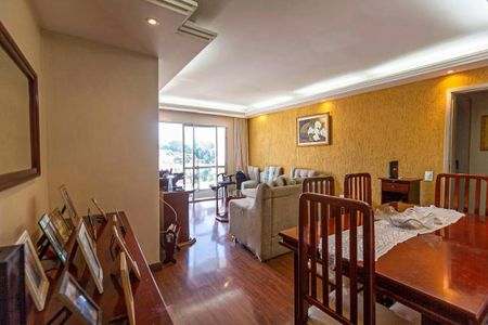Apartamento à venda com 88m², 3 quartos e 1 vaga Apartamento à venda com 88m², 3 quartos e 1 vagaSala com móveis de madeira e paredes amarelas, com vista para o jardim.