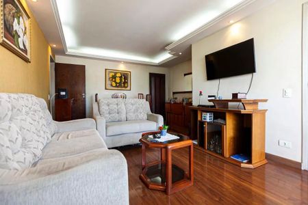 Apartamento à venda com 88m², 3 quartos e 1 vaga Apartamento à venda com 88m², 3 quartos e 1 vagaSala com sofás, TV e móveis de madeira, iluminada com boa qualidade de luz.